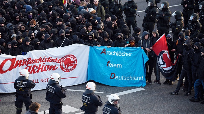 Heurts entre manifestants et police à un congrès de l`AfD à Stuttgart: 400 arrestations